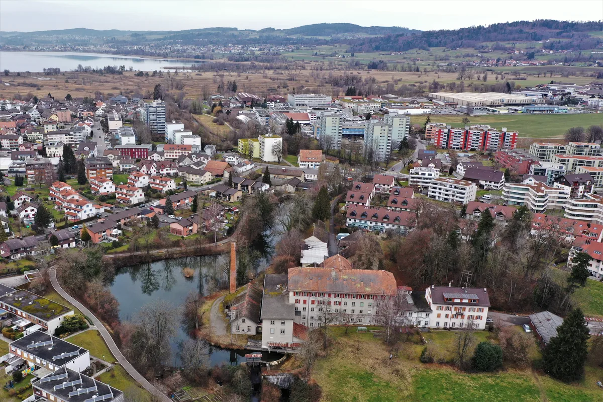 Das Theaterkollektiv macht die Schönau zur Bühne. Flugaufnahmen von Spinnerei mit Weiher